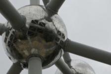 Dominick (2013). Atomium - Brussels - structure looking up. Μεταφορτώθηκε στις 04/06/2016 με άδεια Creative Commons 'Αναφορά-Μη εμπορική χρήση-Παρόμοια διανομή' από Flickr: https://goo.gl/GMLoeM
